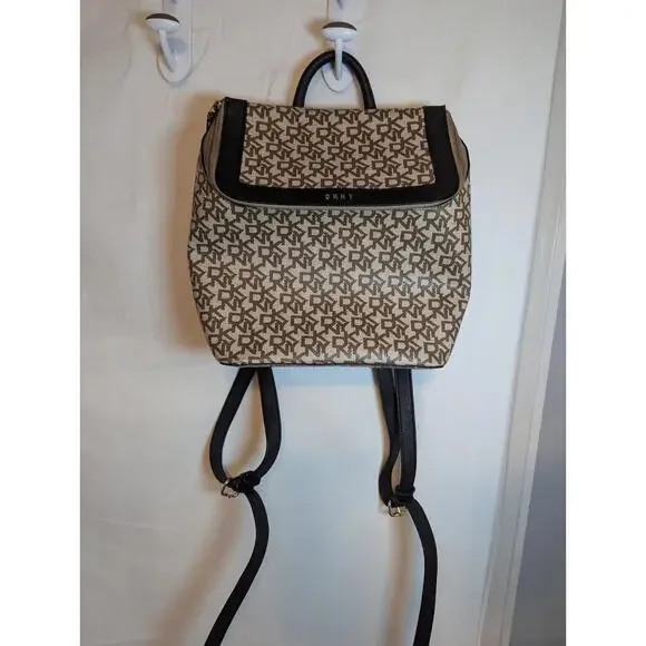 DKNY Bradee Signature Backpack Bag Flap Closure Logo Pattern Beige Original - Picture 3 of 9